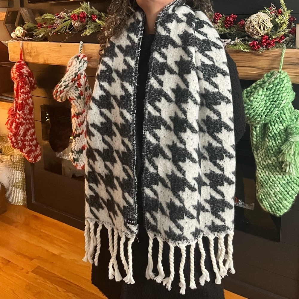 NWT DKNY Houndstooth Blanket Wrap Scarf